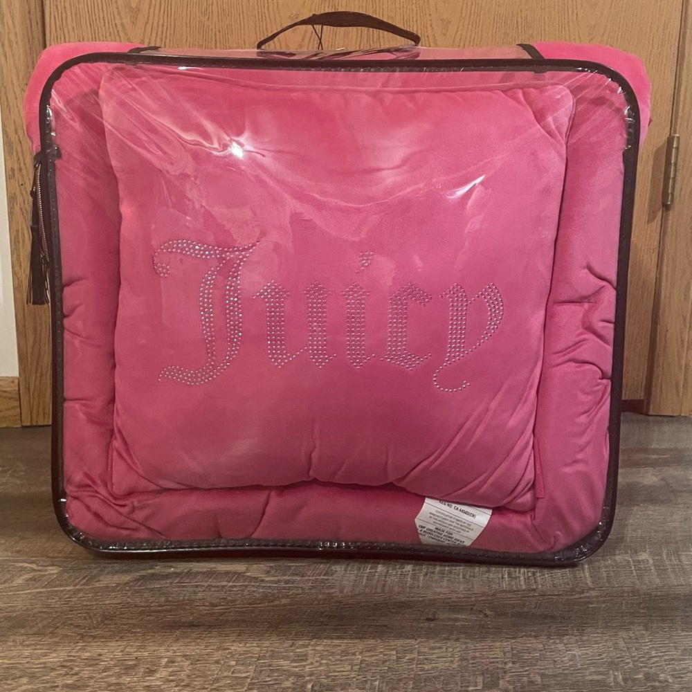 Juicy couture queen blanket bed set